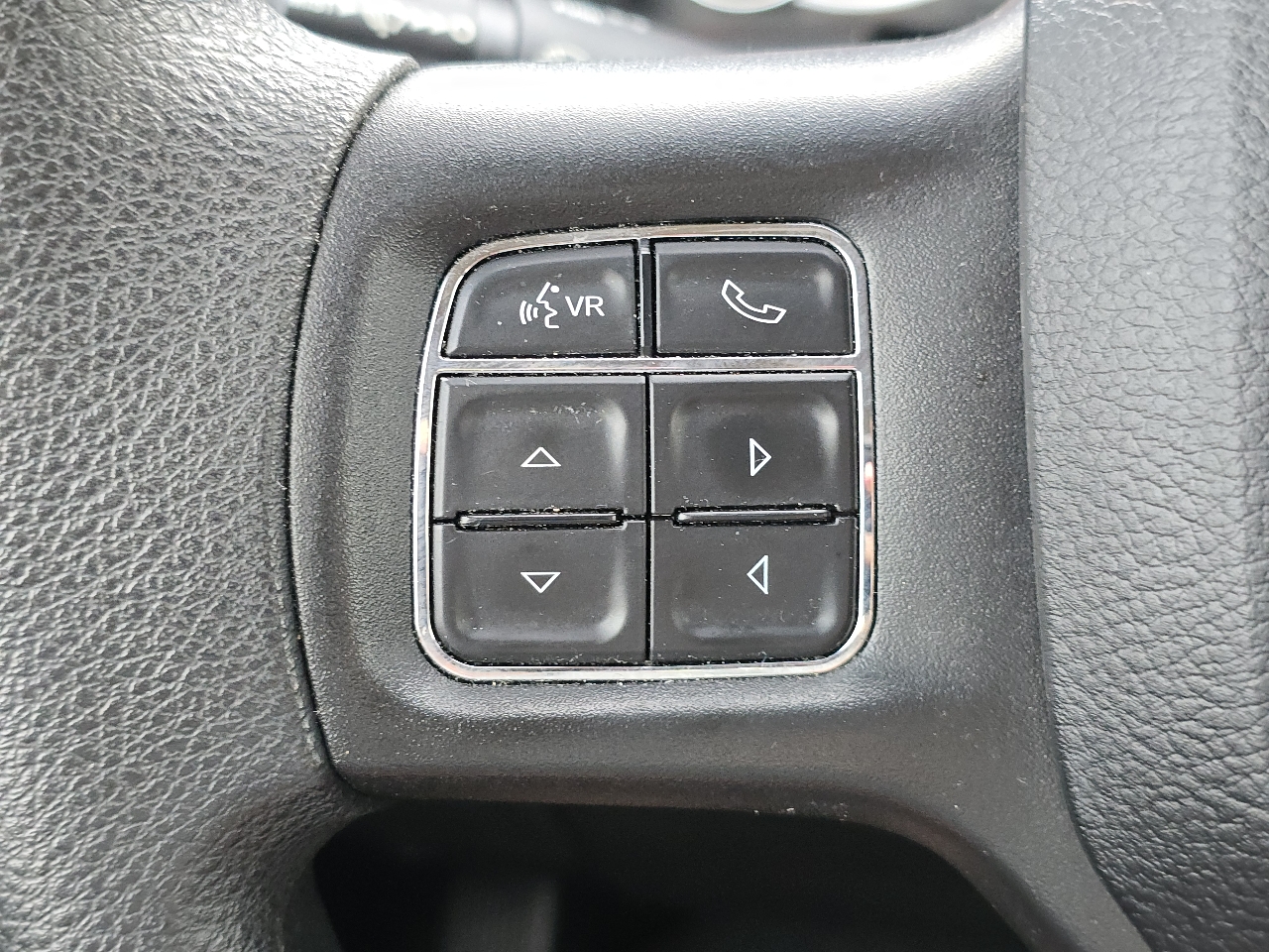 RAM 1500 Classic Tradesman 4x4 Crew Cab 5'7" Box 2021