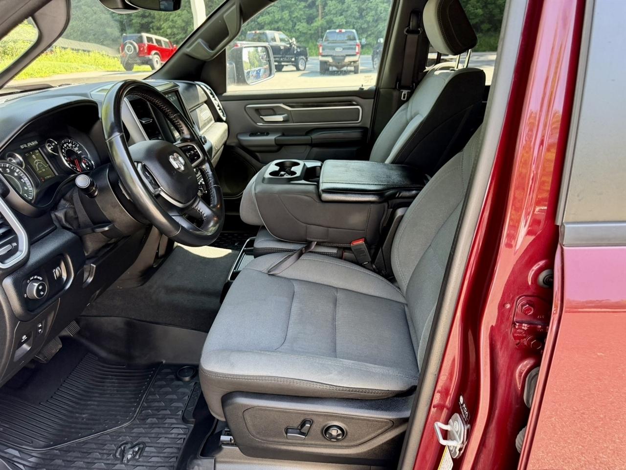 RAM 1500 Big Horn 4x4 Quad Cab 6'4" Box 2021