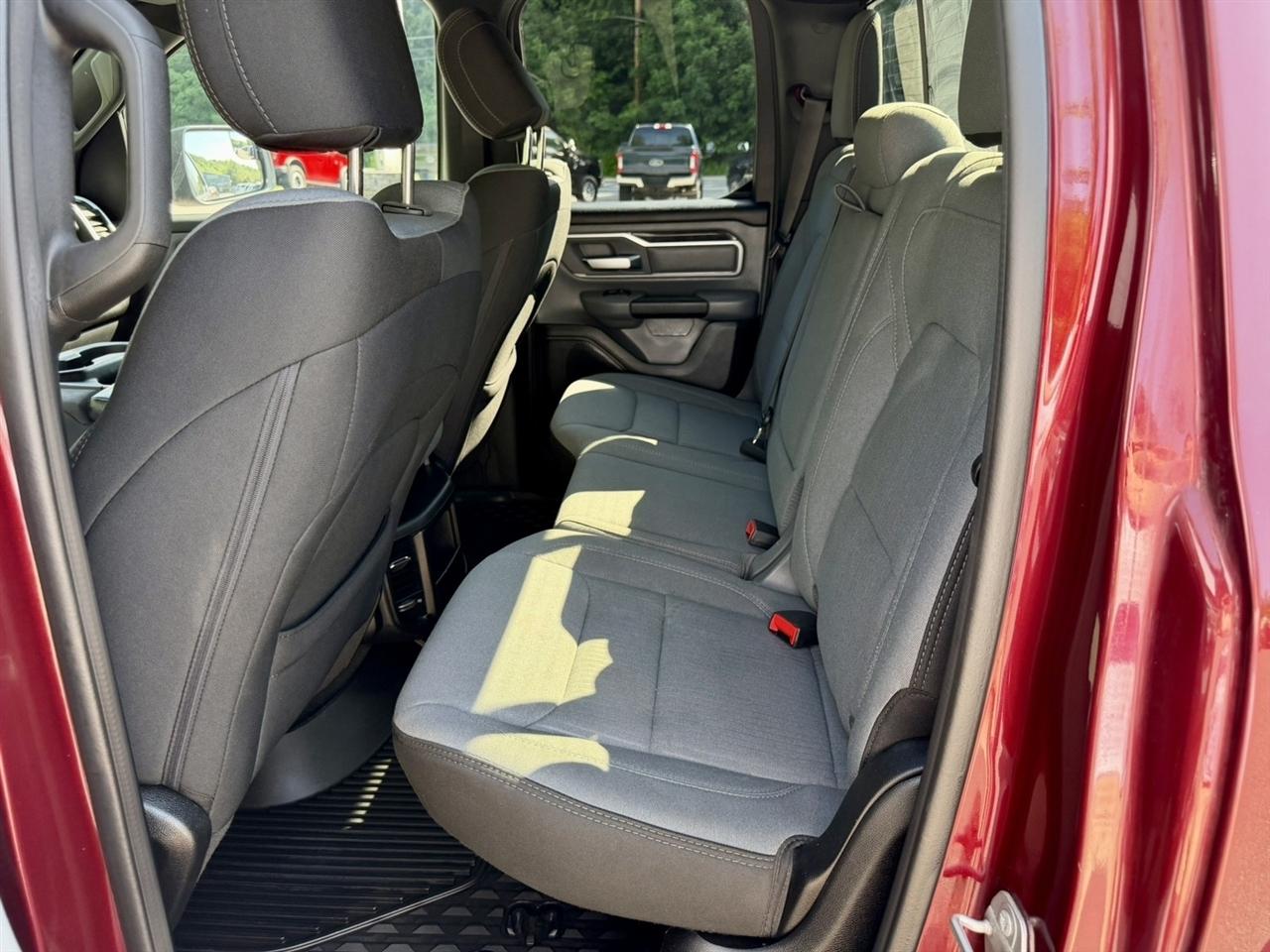 RAM 1500 Big Horn 4x4 Quad Cab 6'4" Box 2021