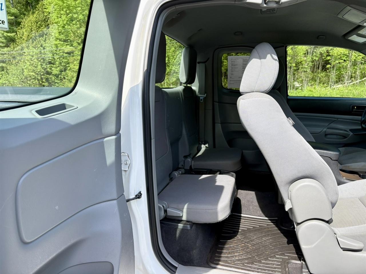 Toyota Tacoma 4WD Access Cab I4 MT (Natl) 2012