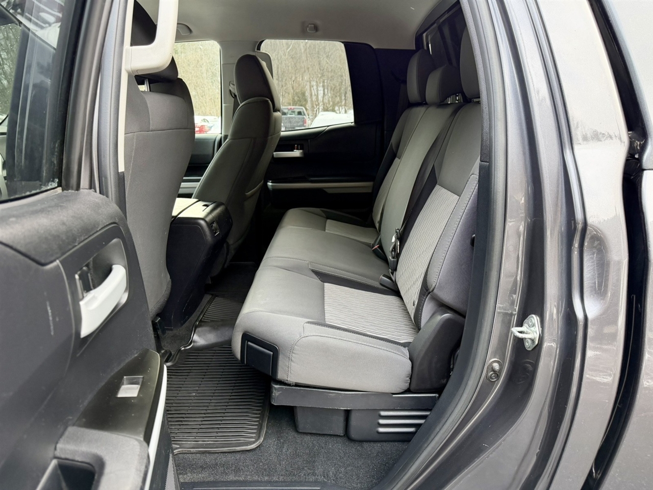 Toyota Tundra SR5 5.7L V8 Double Cab 4WD 2017