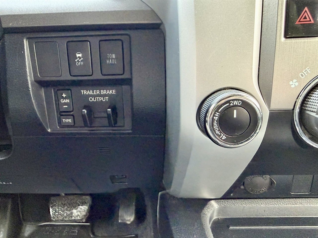 Toyota Tundra SR5 5.7L V8 Double Cab 4WD 2017