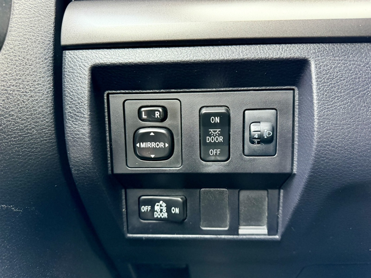 Toyota Tundra SR5 5.7L V8 Double Cab 4WD 2017