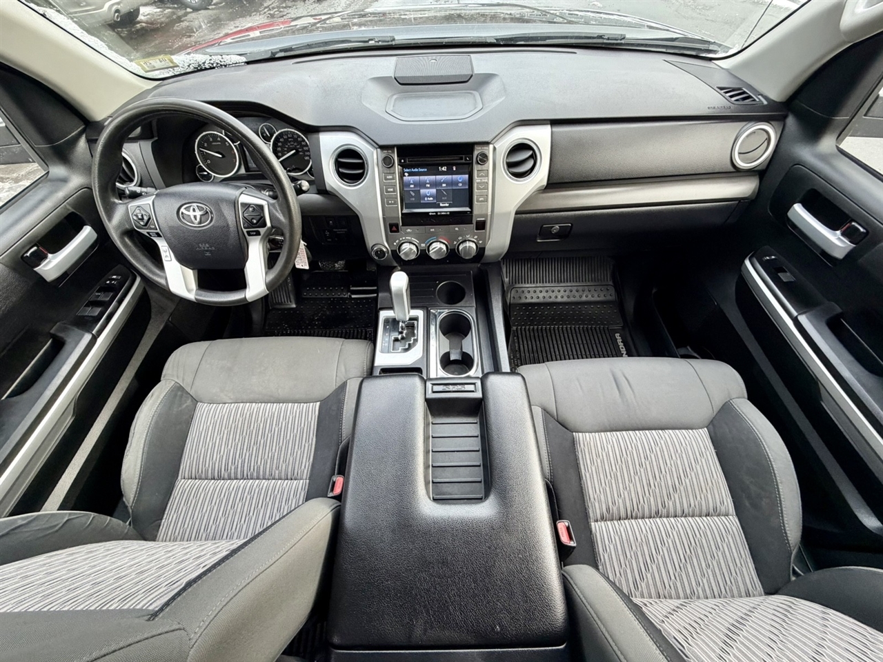 Toyota Tundra SR5 5.7L V8 Double Cab 4WD 2017