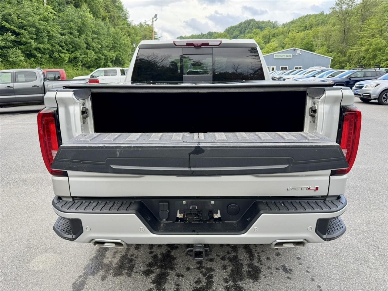 GMC Sierra 1500 4WD Crew Cab 147" AT4 2022