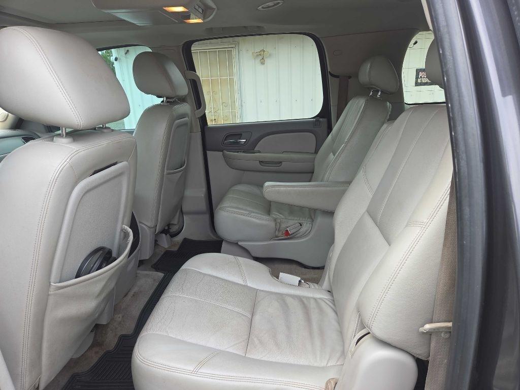 Chevrolet Suburban  2010
