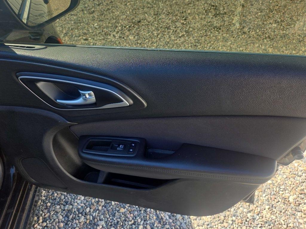 Chrysler 200  2015