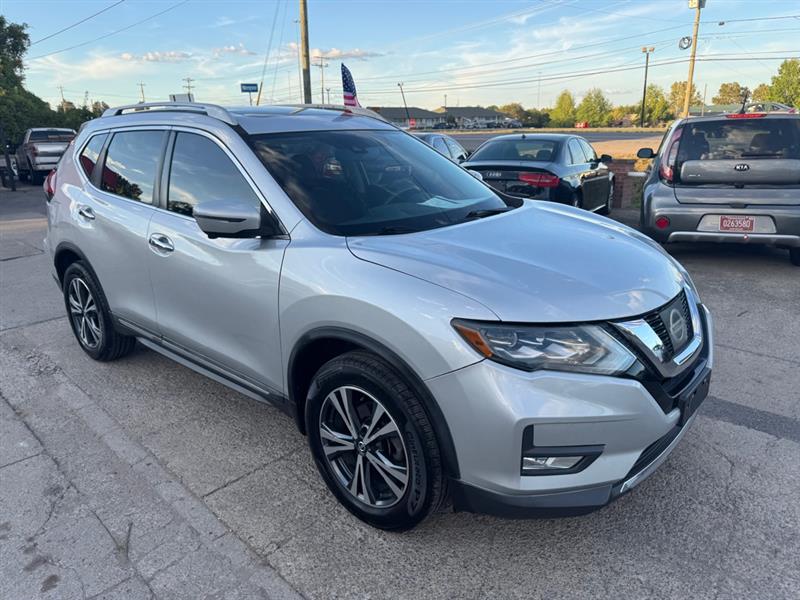 2017 Nissan Rogue SV photo 3