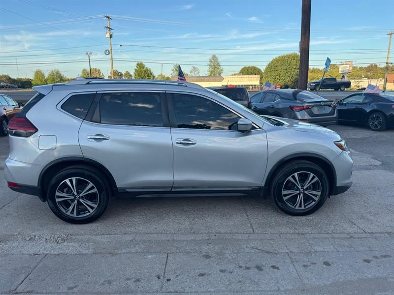 2017 Nissan Rogue SV photo 4
