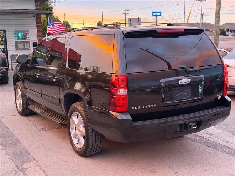 Chevrolet Suburban  2011