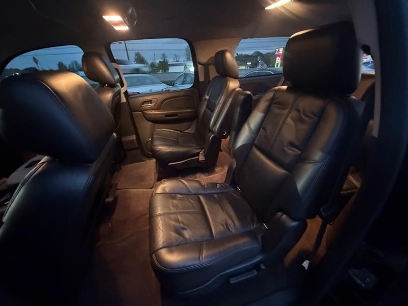 Chevrolet Suburban  2011