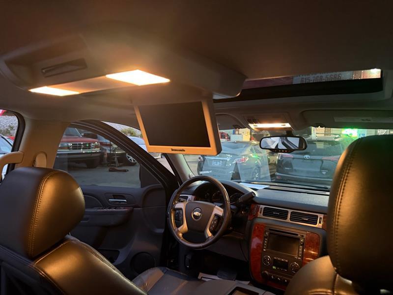 Chevrolet Suburban  2011