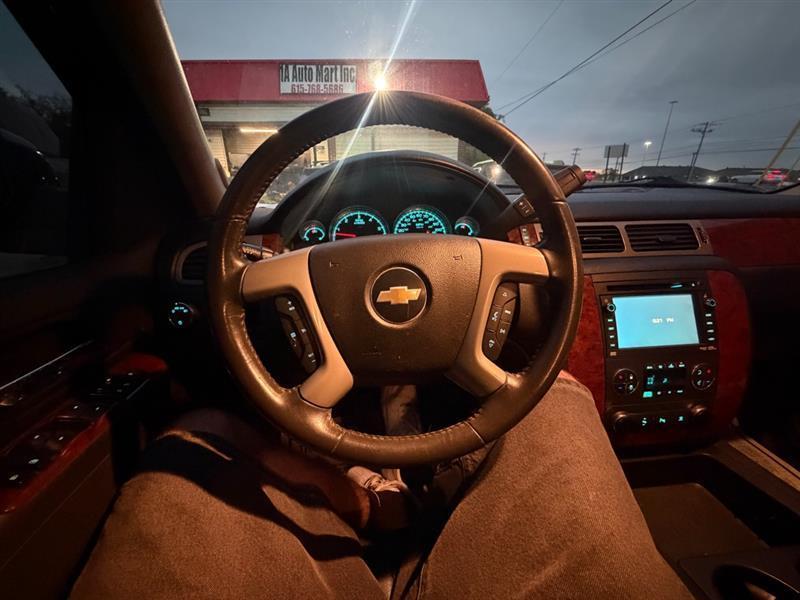 Chevrolet Suburban  2011