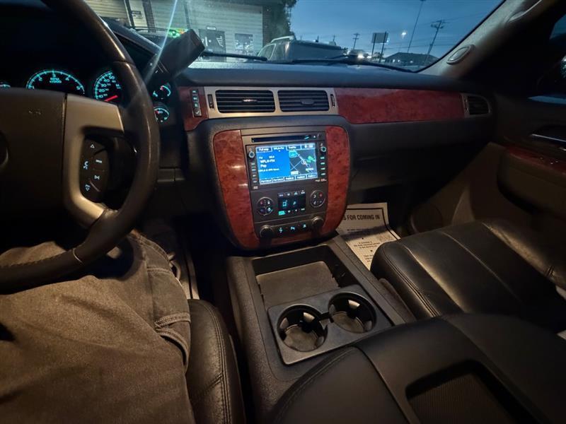 Chevrolet Suburban  2011