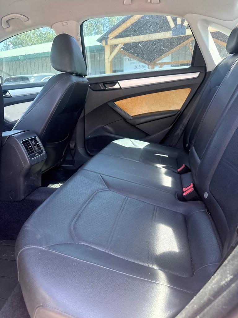 Volkswagen Passat 2.5L SE MT 2013