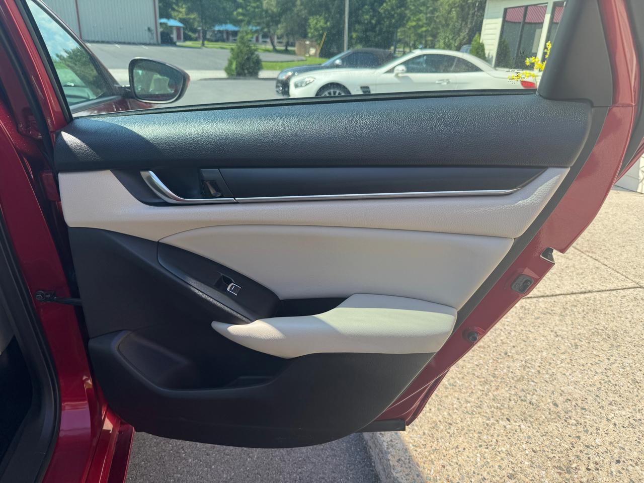 2018 Honda Accord LX - Photo 18