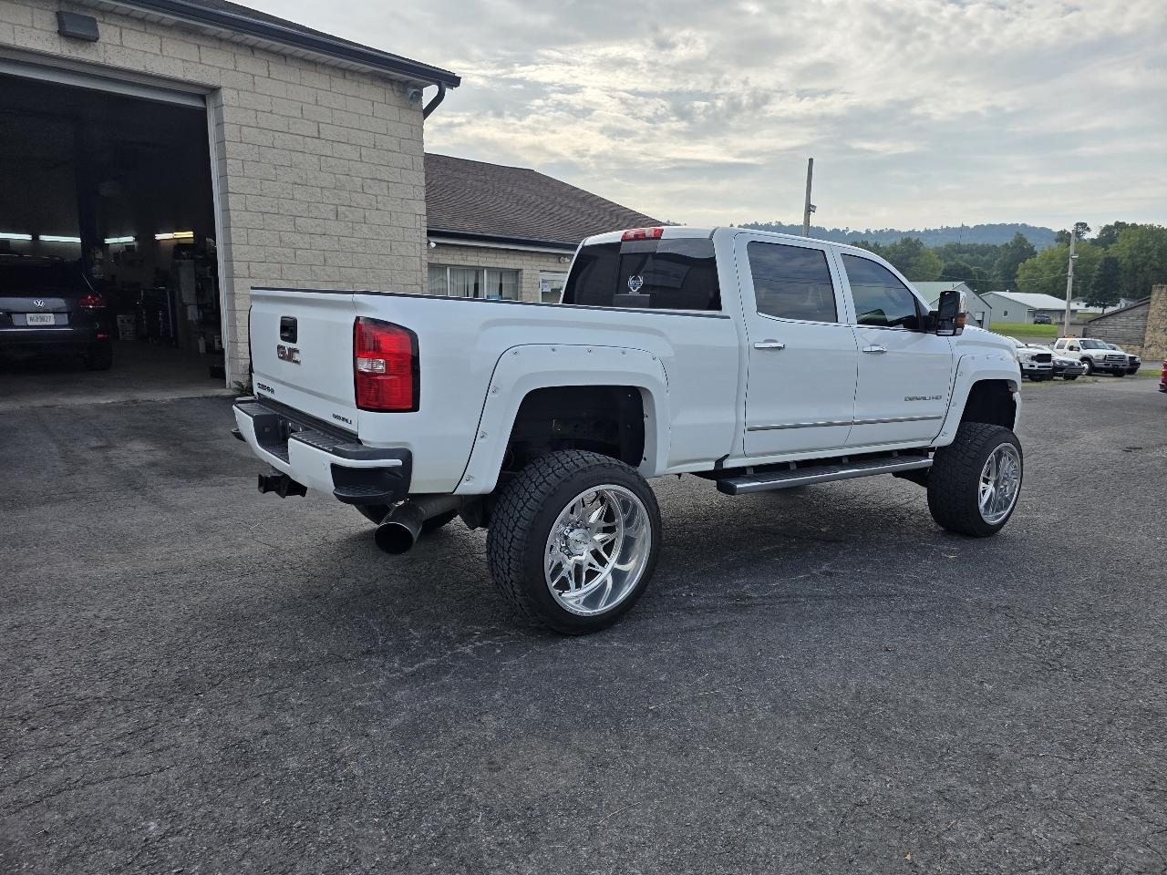 GMC Sierra 2500HD Denali Crew Cab 4WD 2016