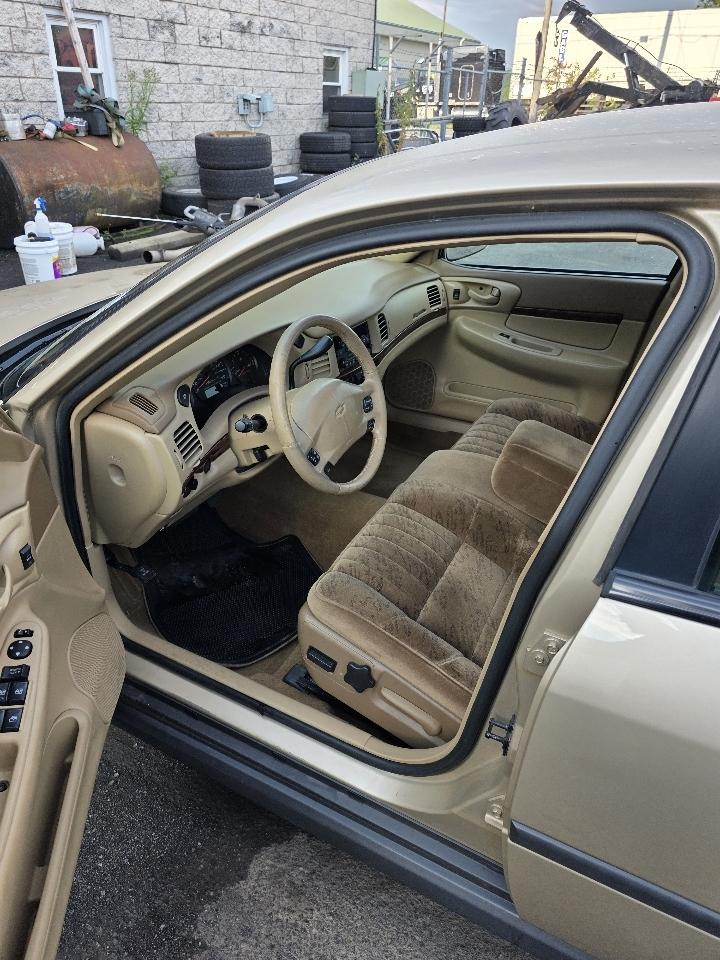 Chevrolet Impala Base 2000