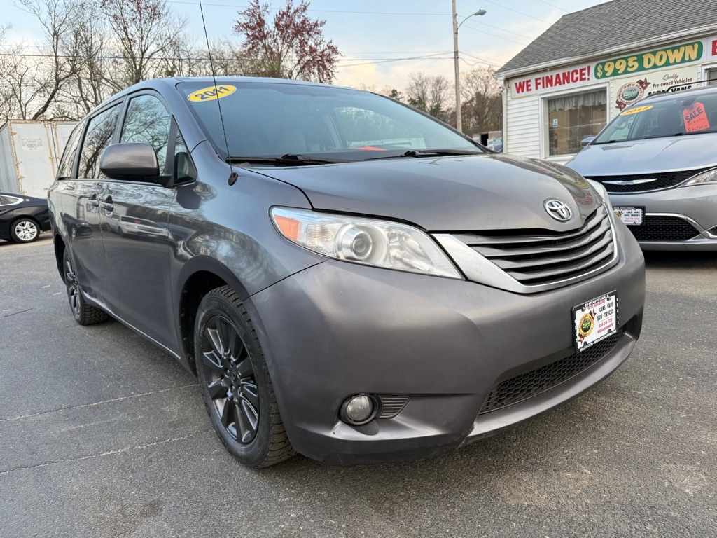 2011 Toyota Sienna XLE photo 4