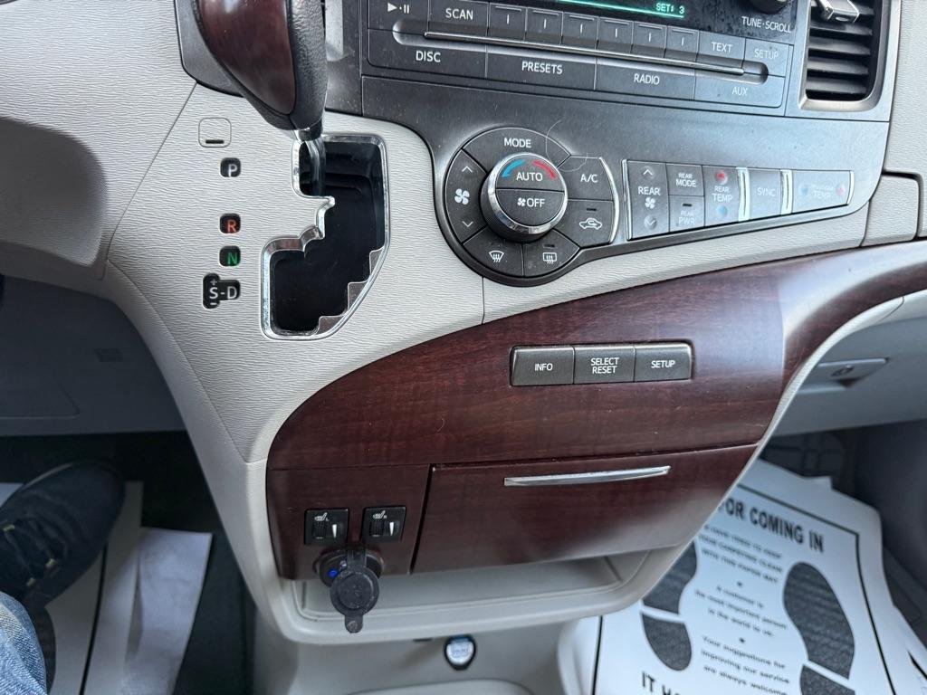 Toyota Sienna XLE AWD 7-Pass V6 2011