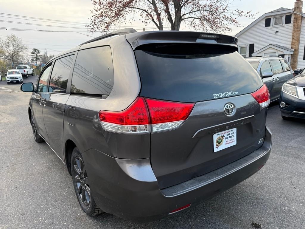 Toyota Sienna 5dr 7-Pass Van V6 XLE AWD (Natl) 2011