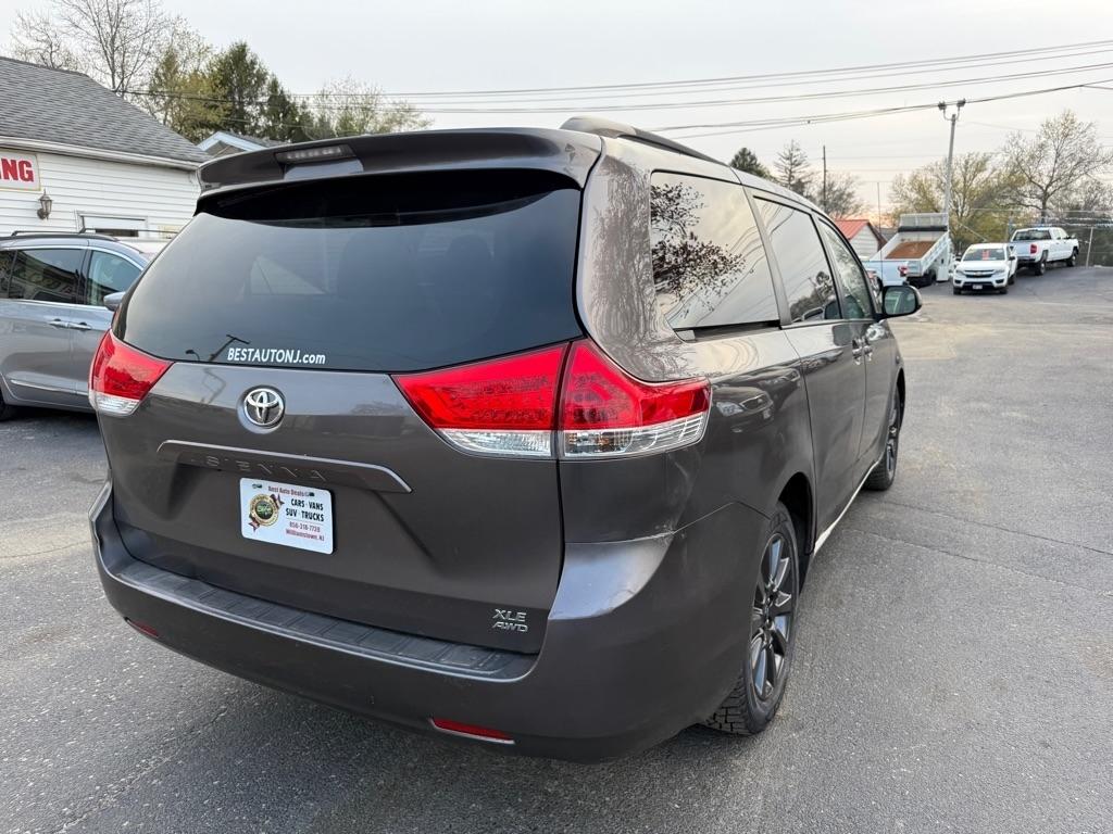 Toyota Sienna 5dr 7-Pass Van V6 XLE AWD (Natl) 2011