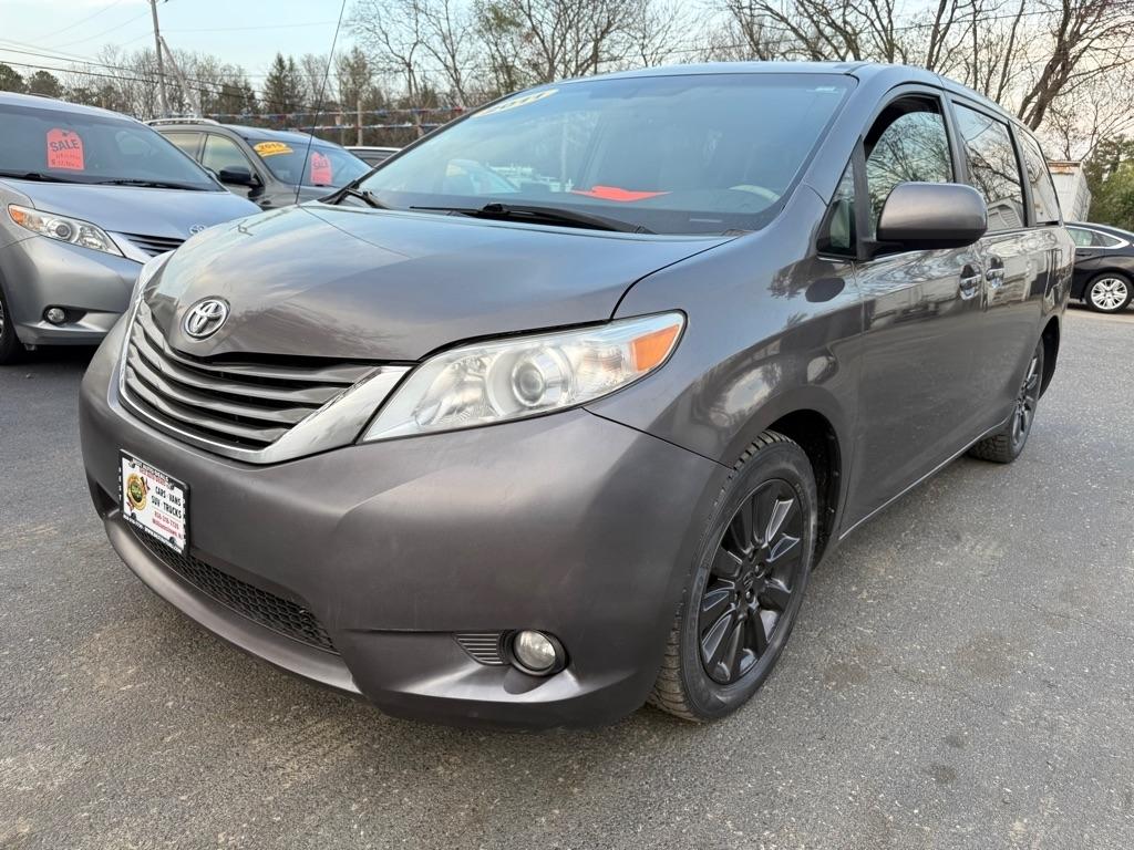 Toyota Sienna 5dr 7-Pass Van V6 XLE AWD (Natl) 2011