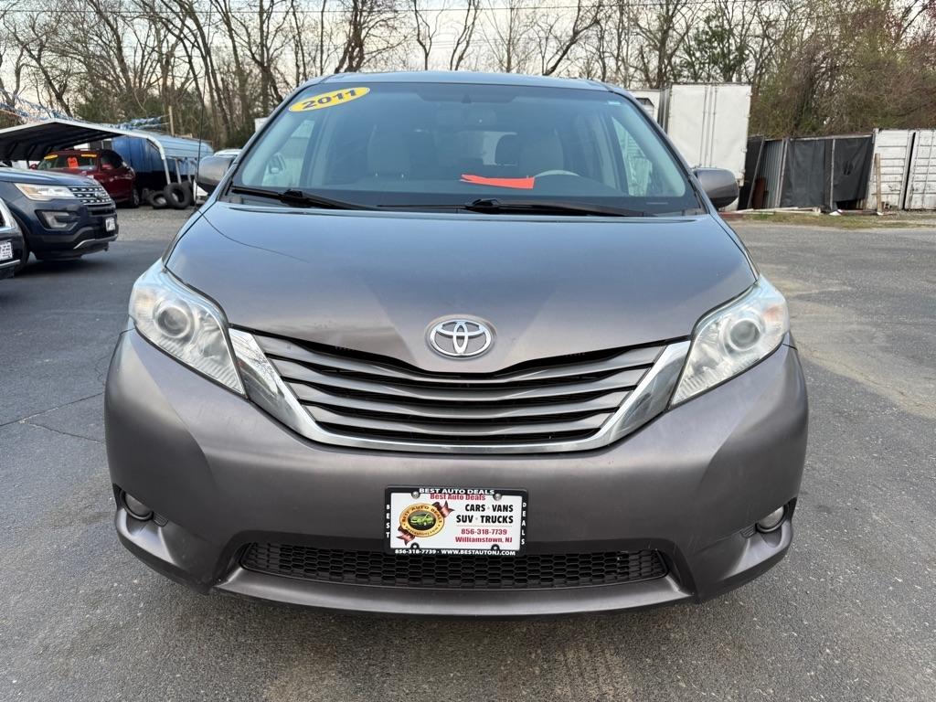 Toyota Sienna 5dr 7-Pass Van V6 XLE AWD (Natl) 2011