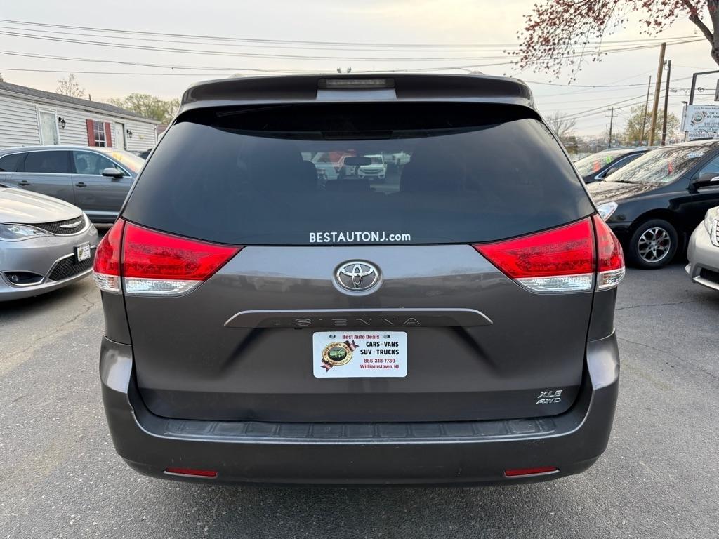 Toyota Sienna 5dr 7-Pass Van V6 XLE AWD (Natl) 2011