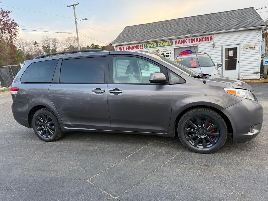 Toyota Sienna 5dr 7-Pass Van V6 XLE AWD (Natl) 2011