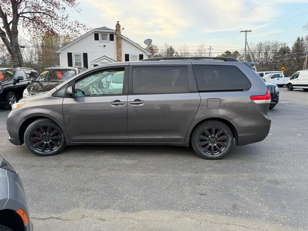 Toyota Sienna 5dr 7-Pass Van V6 XLE AWD (Natl) 2011