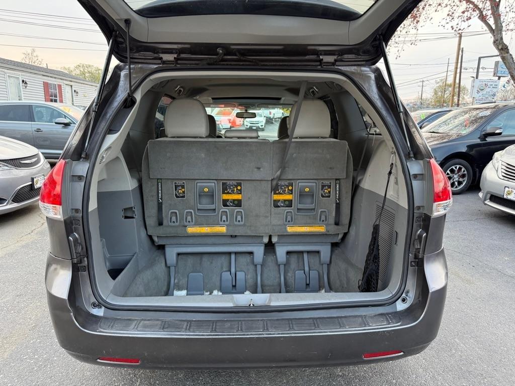 Toyota Sienna 5dr 7-Pass Van V6 XLE AWD (Natl) 2011