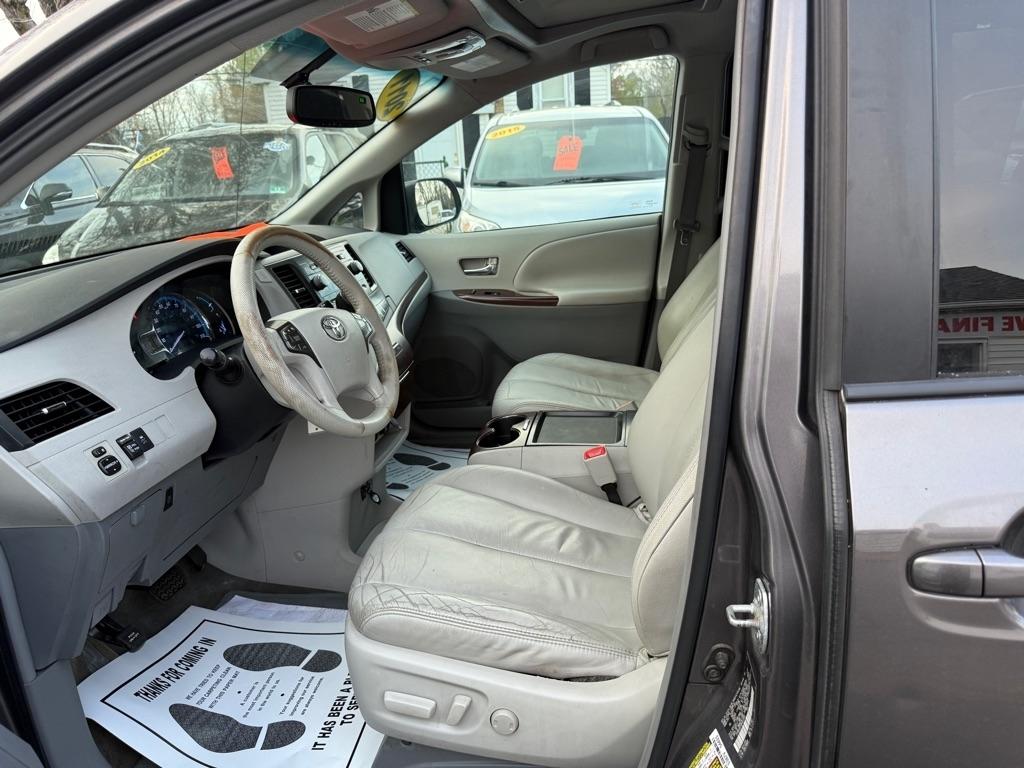 Toyota Sienna 5dr 7-Pass Van V6 XLE AWD (Natl) 2011
