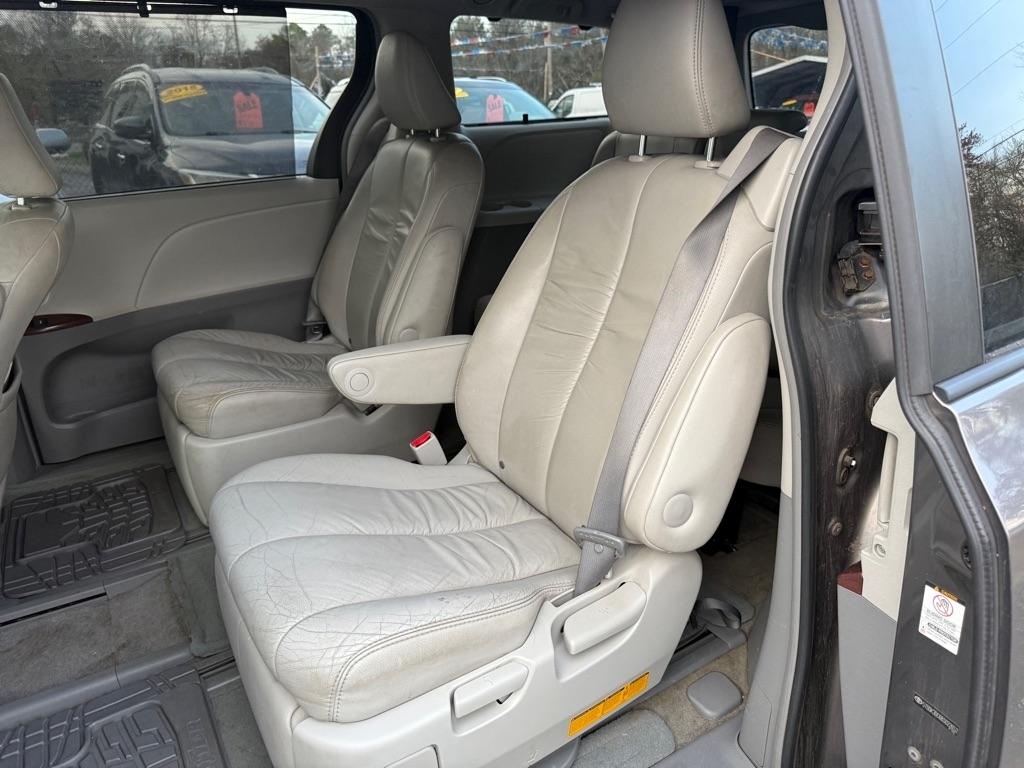Toyota Sienna 5dr 7-Pass Van V6 XLE AWD (Natl) 2011