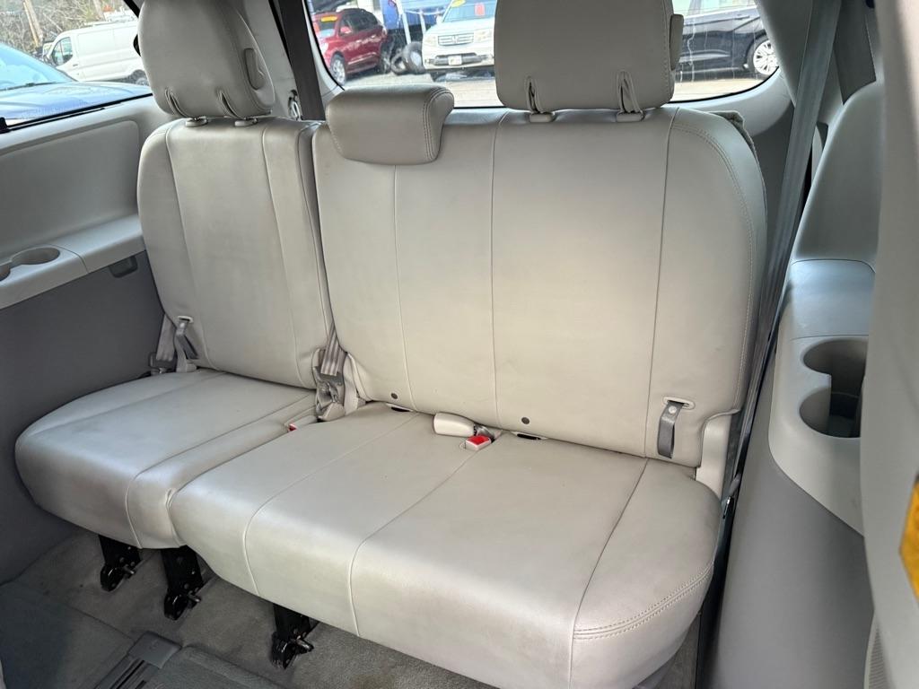 Toyota Sienna 5dr 7-Pass Van V6 XLE AWD (Natl) 2011