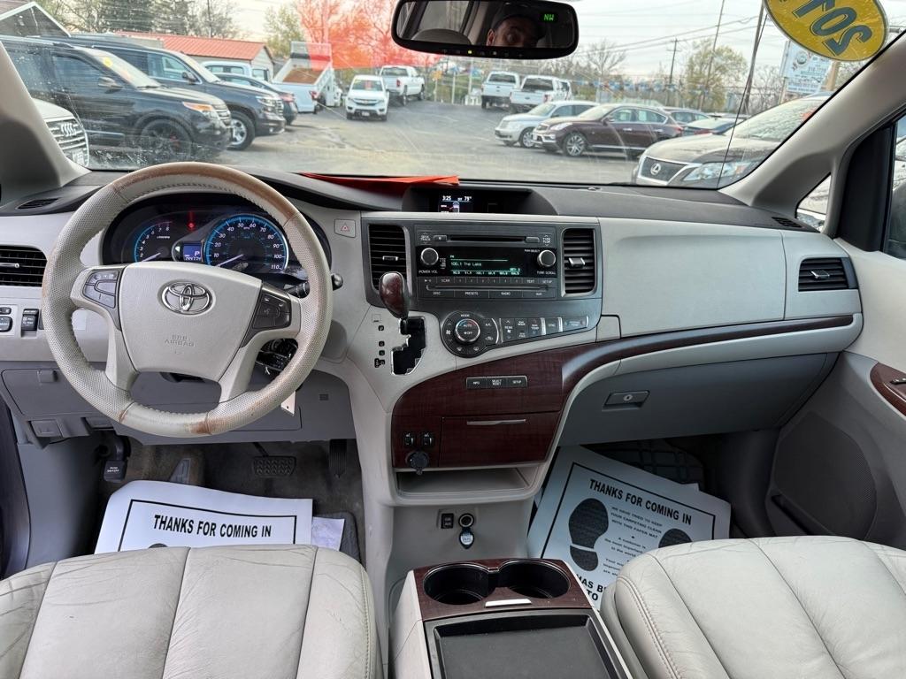 Toyota Sienna 5dr 7-Pass Van V6 XLE AWD (Natl) 2011