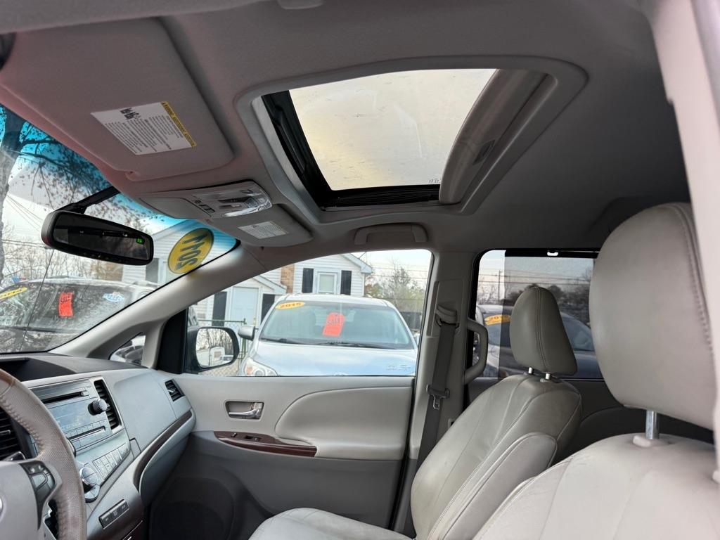 Toyota Sienna 5dr 7-Pass Van V6 XLE AWD (Natl) 2011