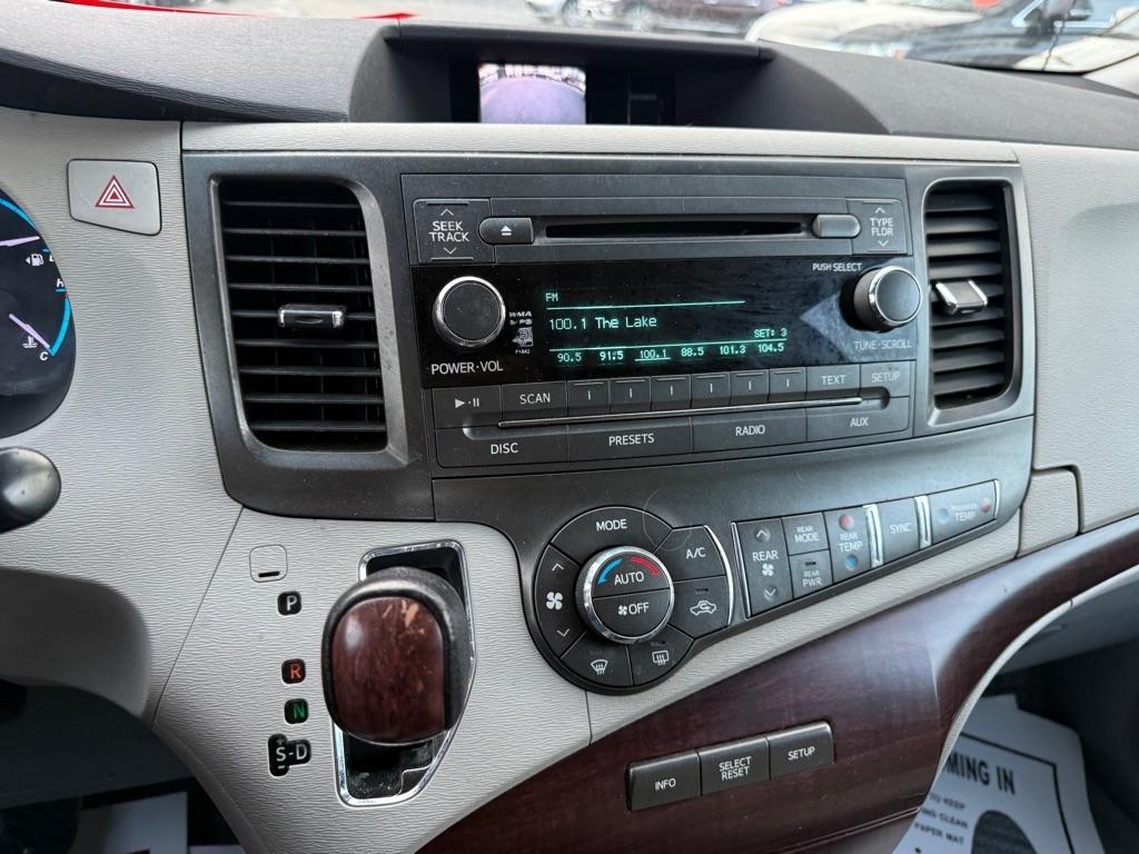 Toyota Sienna 5dr 7-Pass Van V6 XLE AWD (Natl) 2011