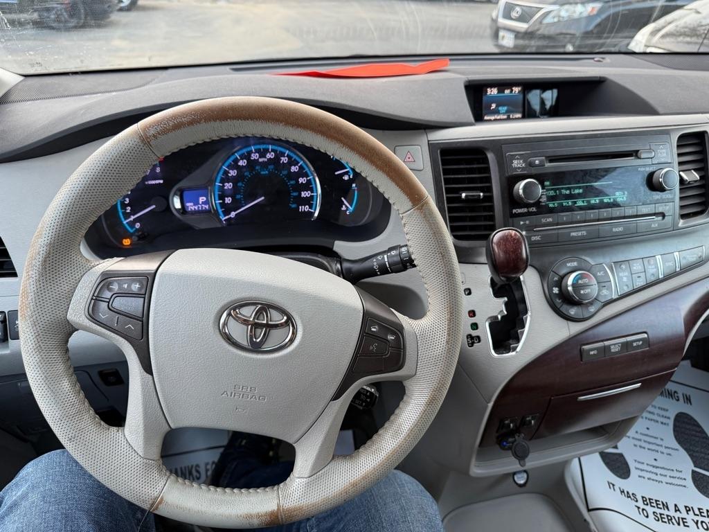 Toyota Sienna 5dr 7-Pass Van V6 XLE AWD (Natl) 2011