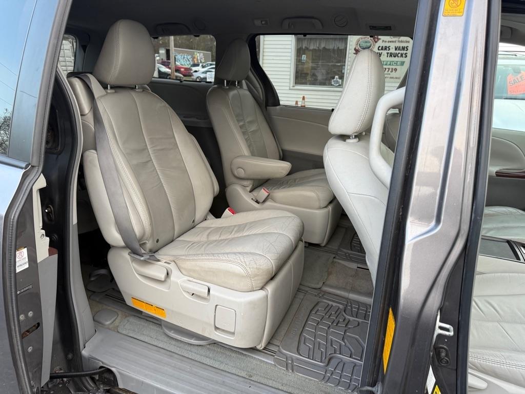 Toyota Sienna 5dr 7-Pass Van V6 XLE AWD (Natl) 2011