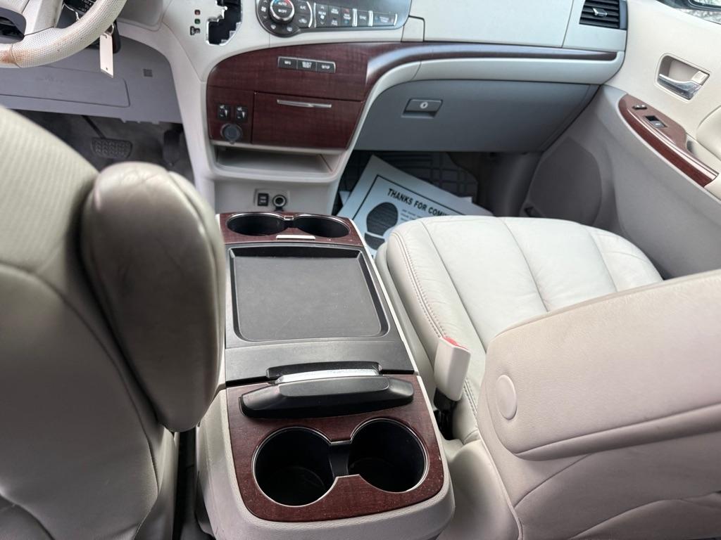Toyota Sienna 5dr 7-Pass Van V6 XLE AWD (Natl) 2011
