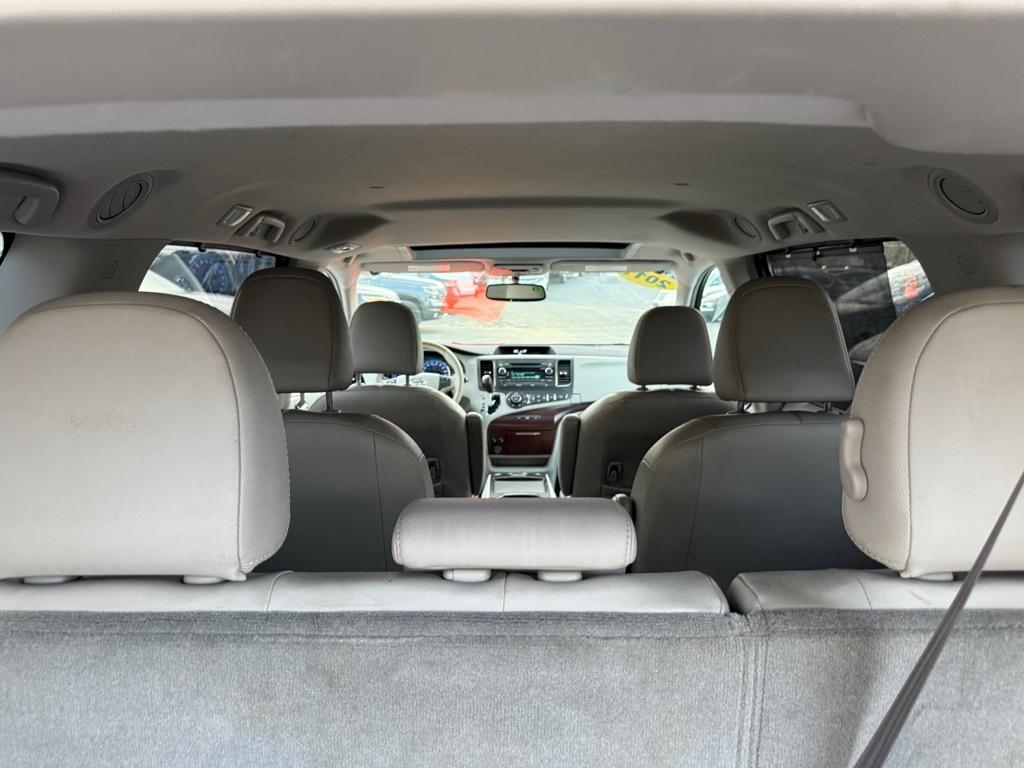 Toyota Sienna 5dr 7-Pass Van V6 XLE AWD (Natl) 2011