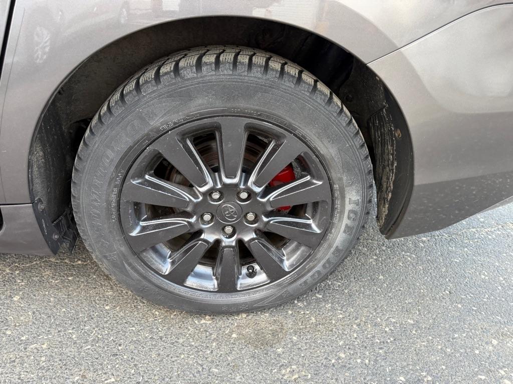 Toyota Sienna 5dr 7-Pass Van V6 XLE AWD (Natl) 2011