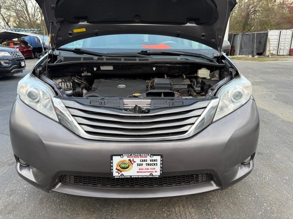 Toyota Sienna 5dr 7-Pass Van V6 XLE AWD (Natl) 2011
