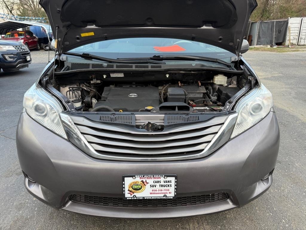 Toyota Sienna 5dr 7-Pass Van V6 XLE AWD (Natl) 2011