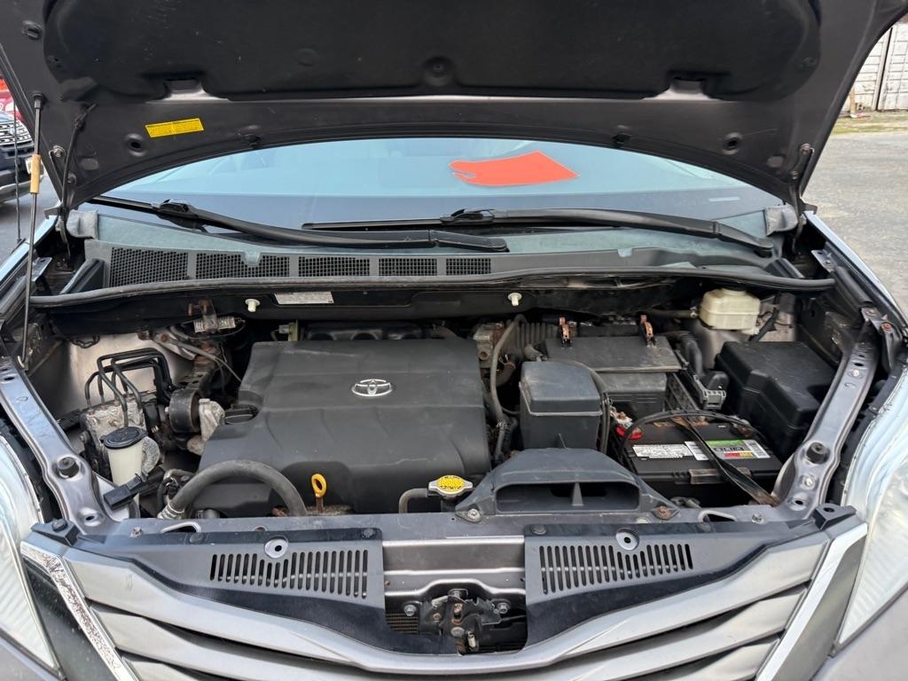Toyota Sienna 5dr 7-Pass Van V6 XLE AWD (Natl) 2011