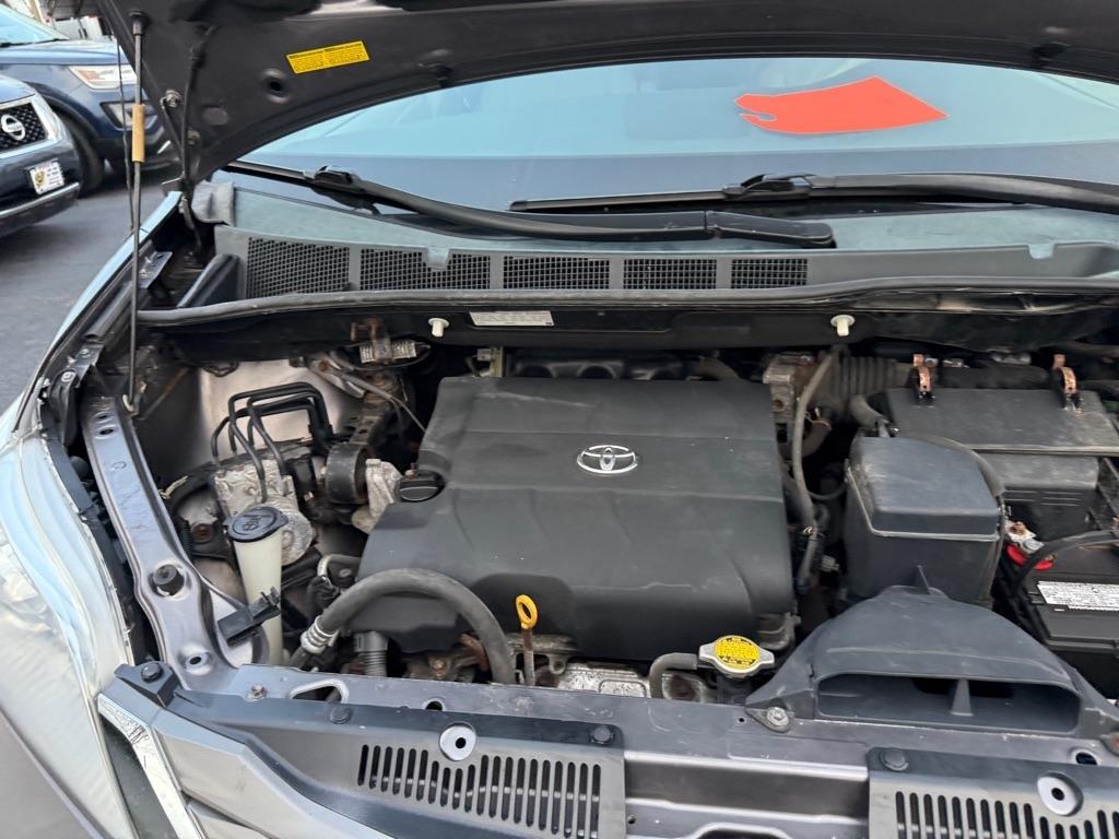 Toyota Sienna 5dr 7-Pass Van V6 XLE AWD (Natl) 2011