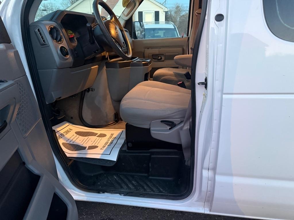 Ford Econoline E-350 XL Super Duty Extended 2013