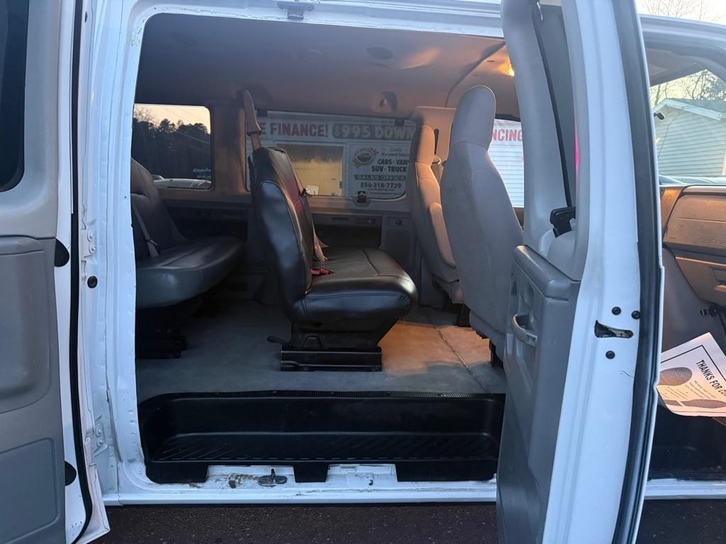 Ford Econoline E-350 XL Super Duty Extended 2013