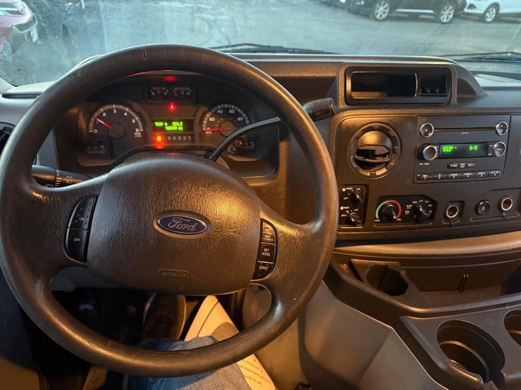 Ford Econoline E-350 XL Super Duty Extended 2013